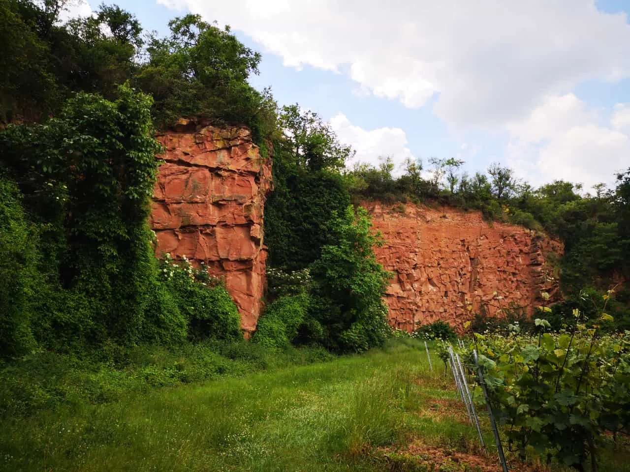 Вид на Скалу-Эрмитаж, монастырь, высеченный в скале, в Германии