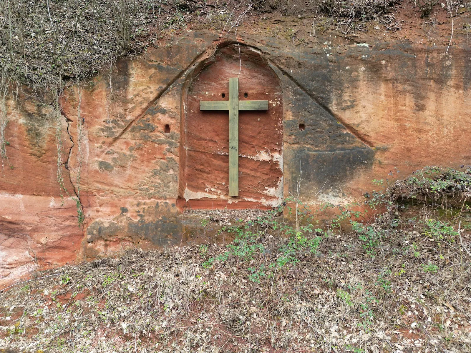 Вид на Скалу-Эрмитаж, монастырь, высеченный в скале, в Германии
