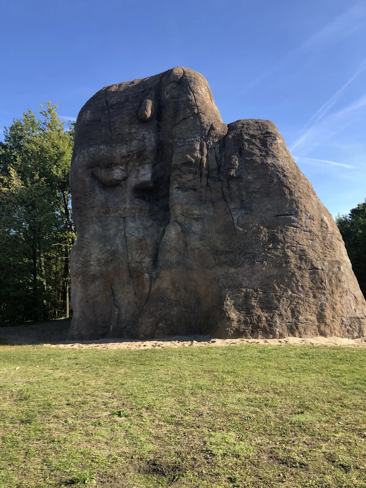 Скалистая скульптура «Памятник забытому будущему»