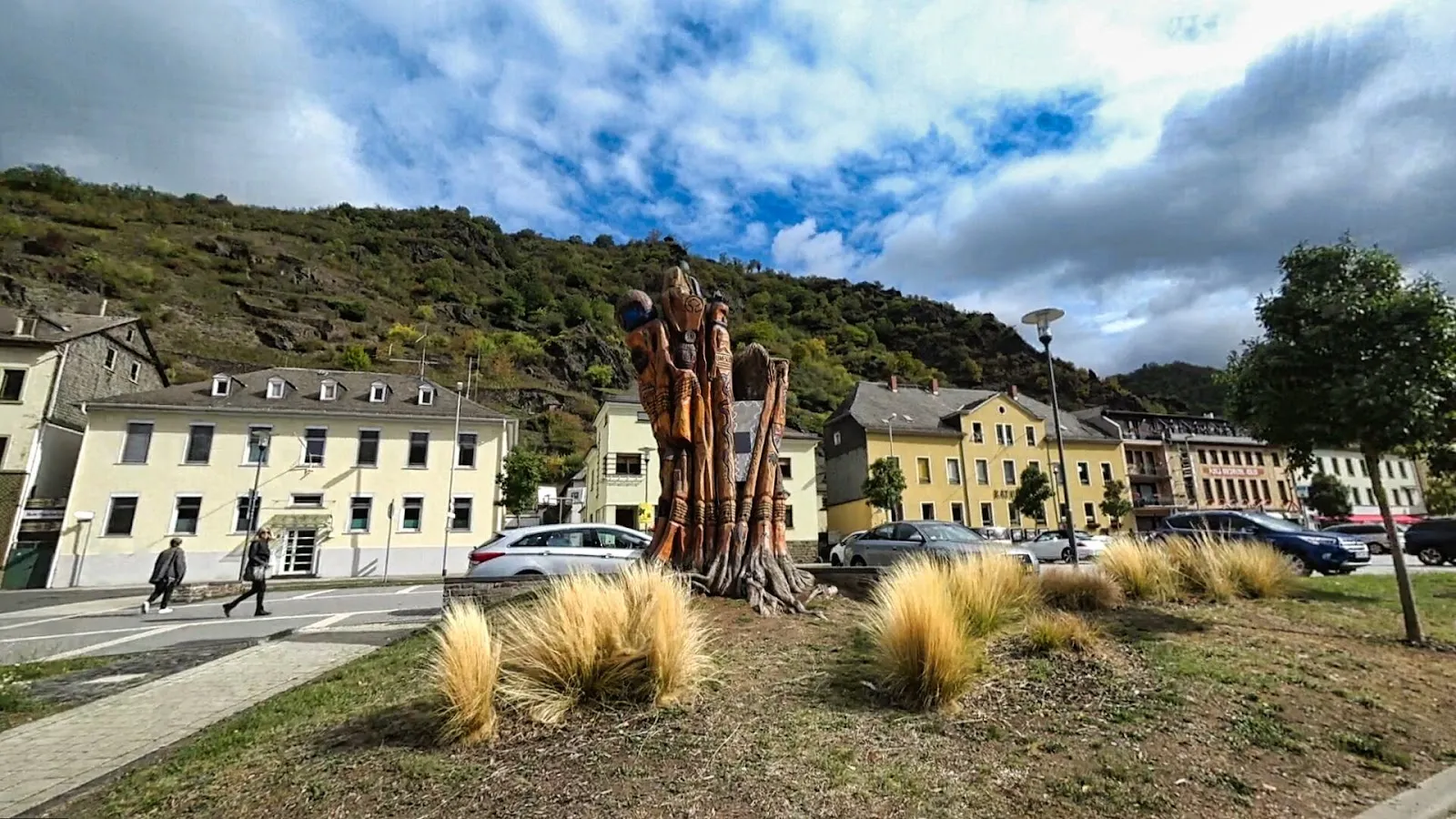 Деревянная скульптура Лорелеи на скале у реки Рейн