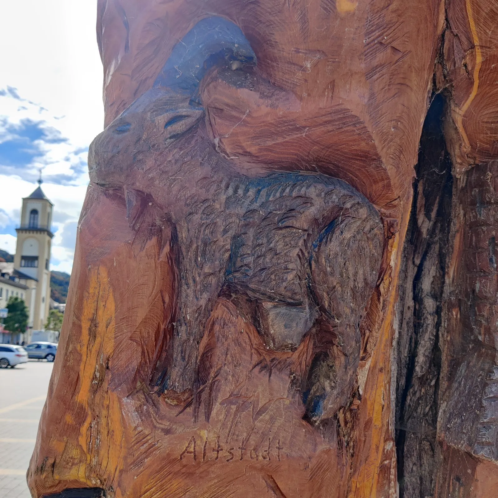 Деревянная скульптура Лорелеи на скале у реки Рейн