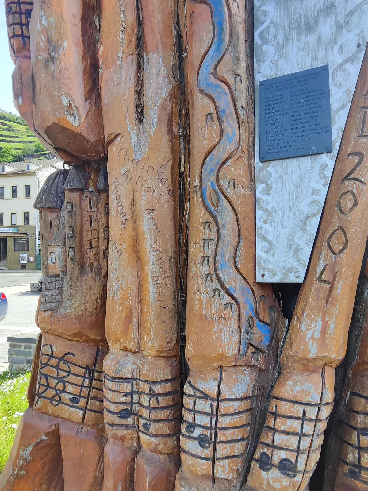 Деревянная скульптура Лорелеи на скале у реки Рейн