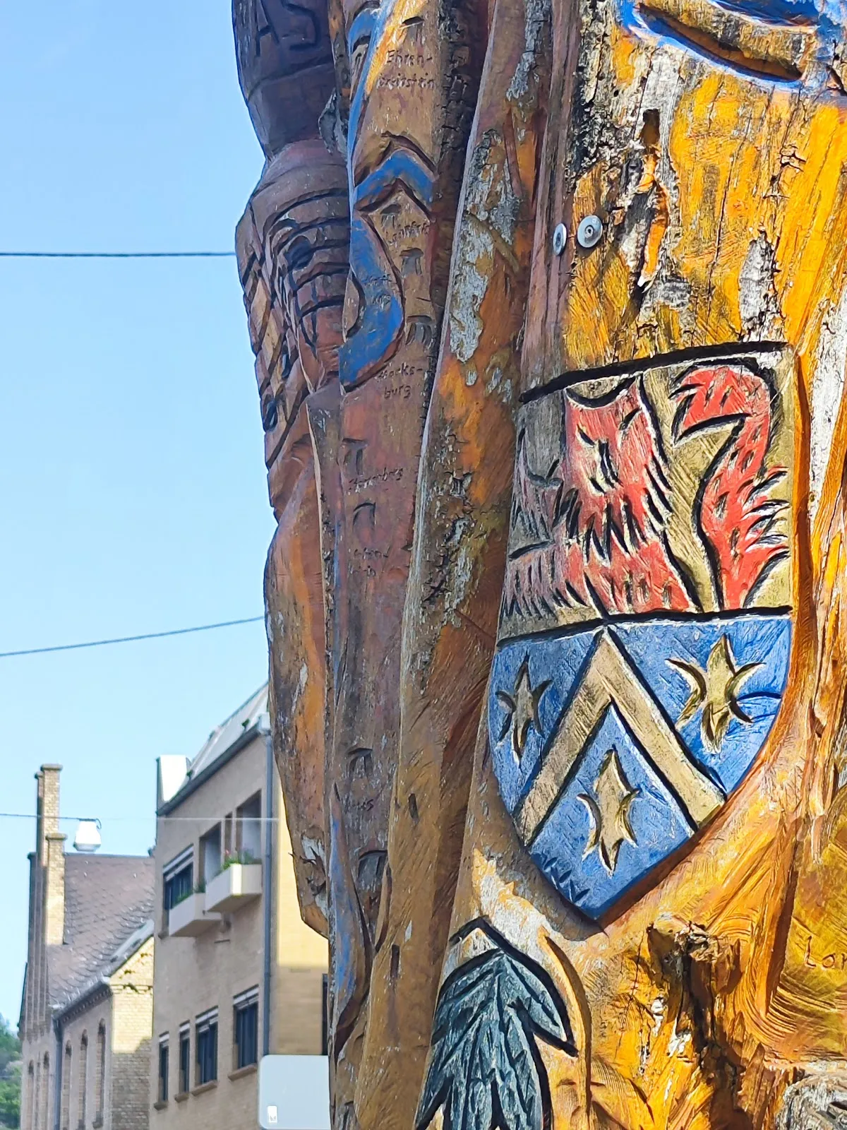 Деревянная скульптура Лорелеи на скале у реки Рейн