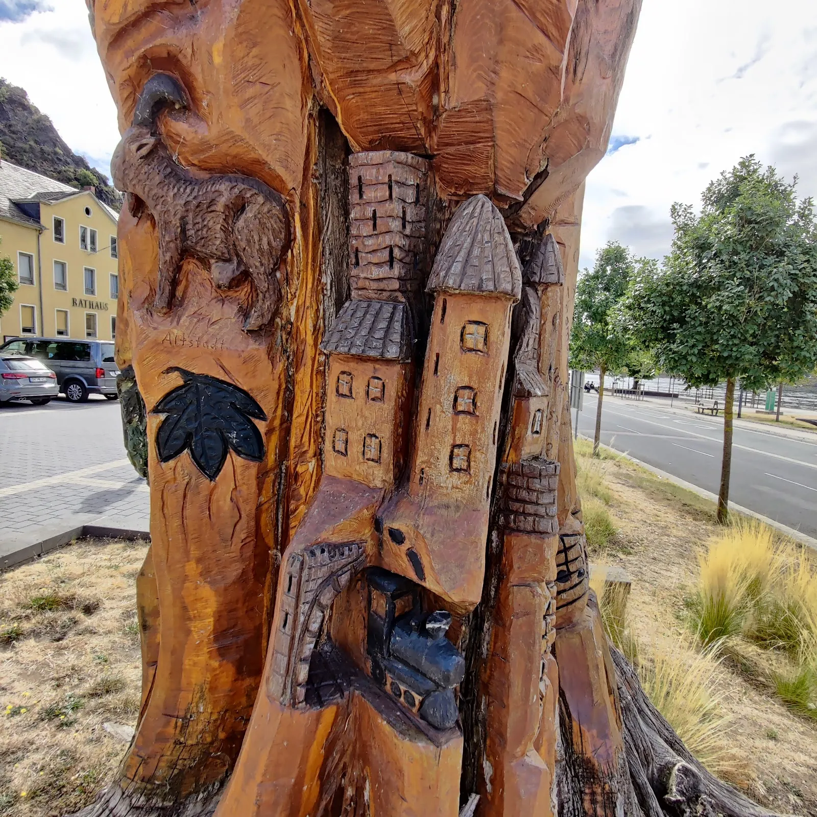 Деревянная скульптура Лорелеи на скале у реки Рейн