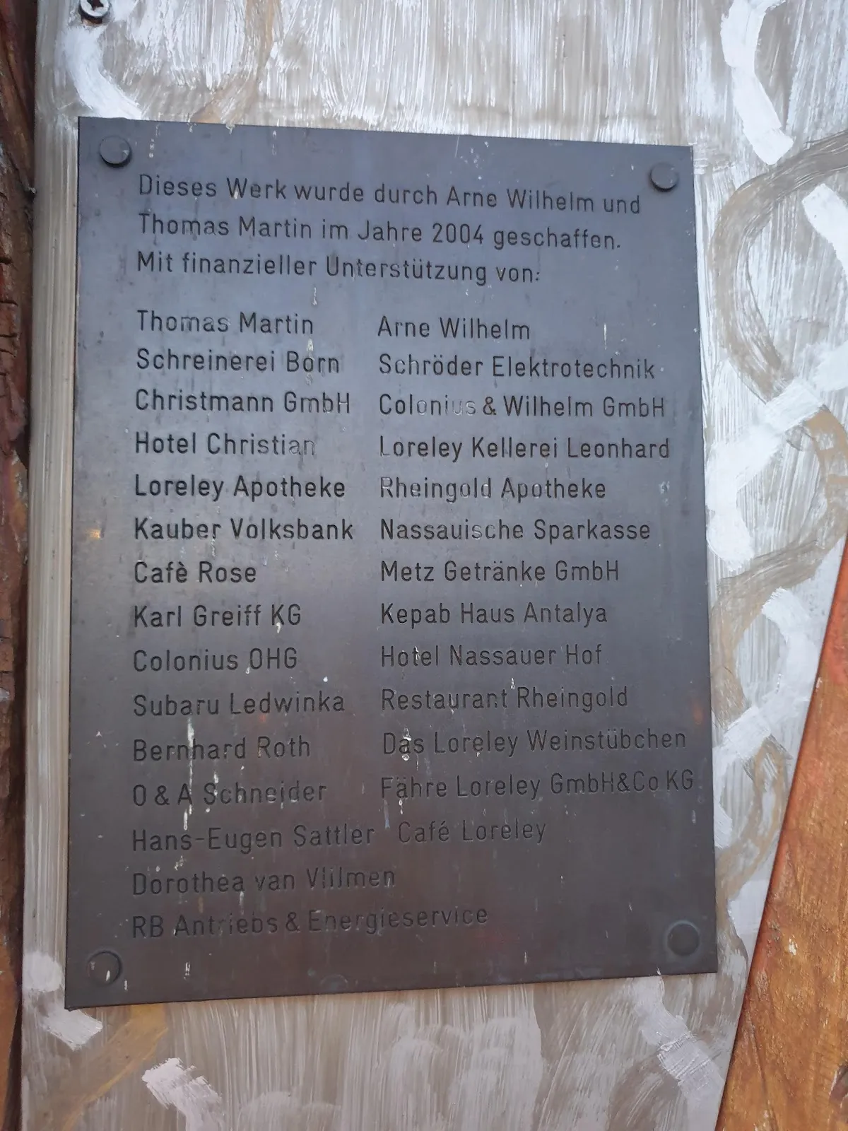 Деревянная скульптура Лорелеи на скале у реки Рейн