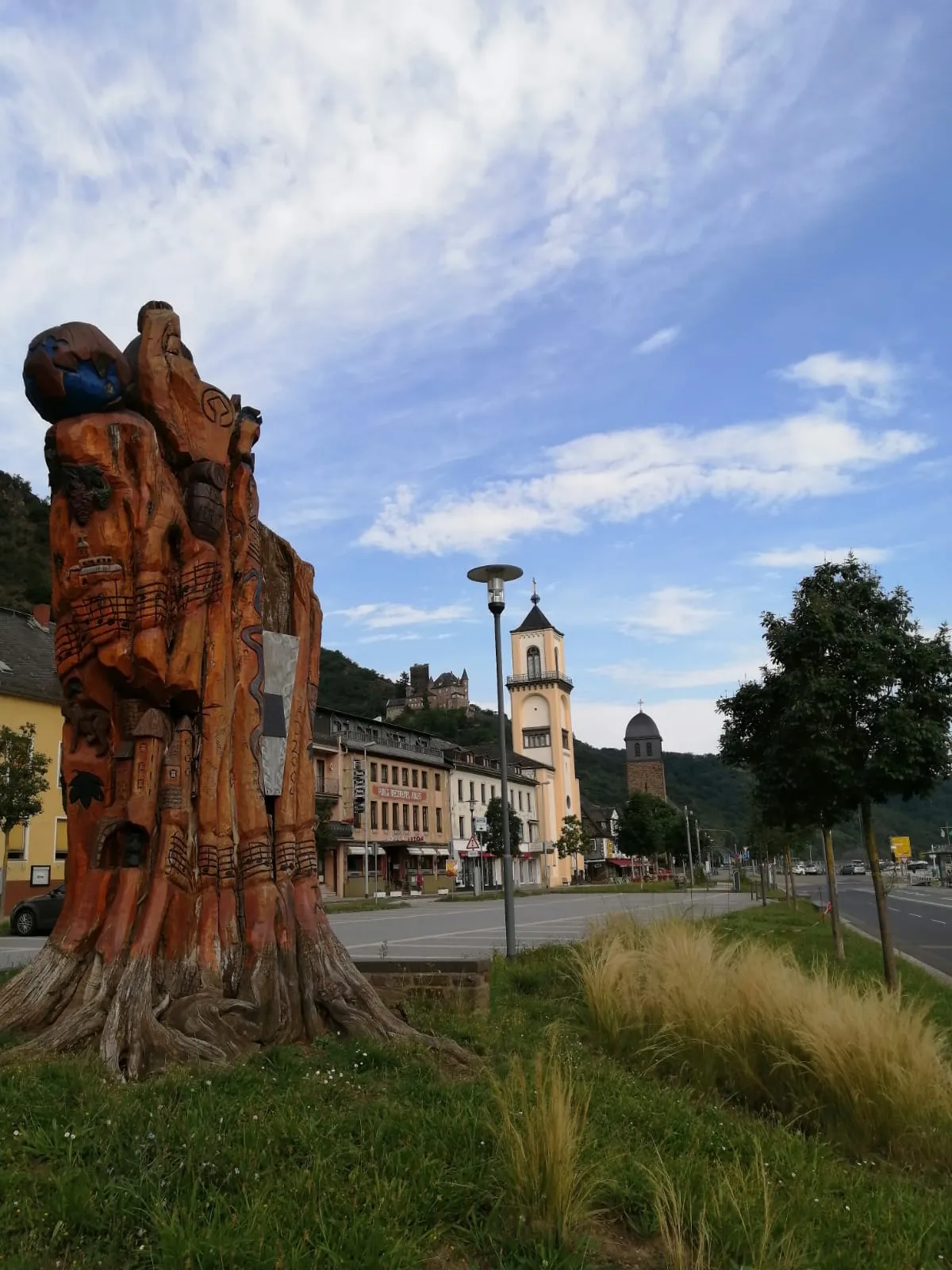 Деревянная скульптура Лорелеи на скале у реки Рейн