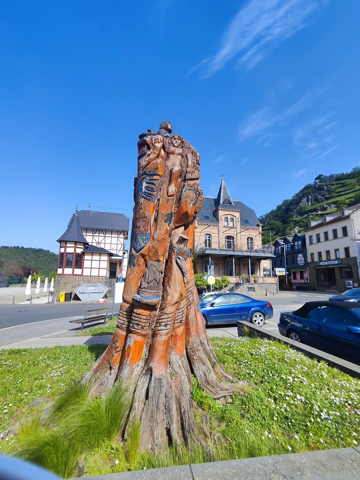 Деревянная скульптура Лорелеи на скале у реки Рейн