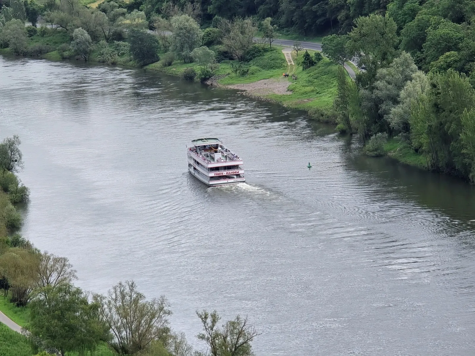 Панорамный вид на долину Мозеля и виноградники со смотровой площадки в Фальвиге.