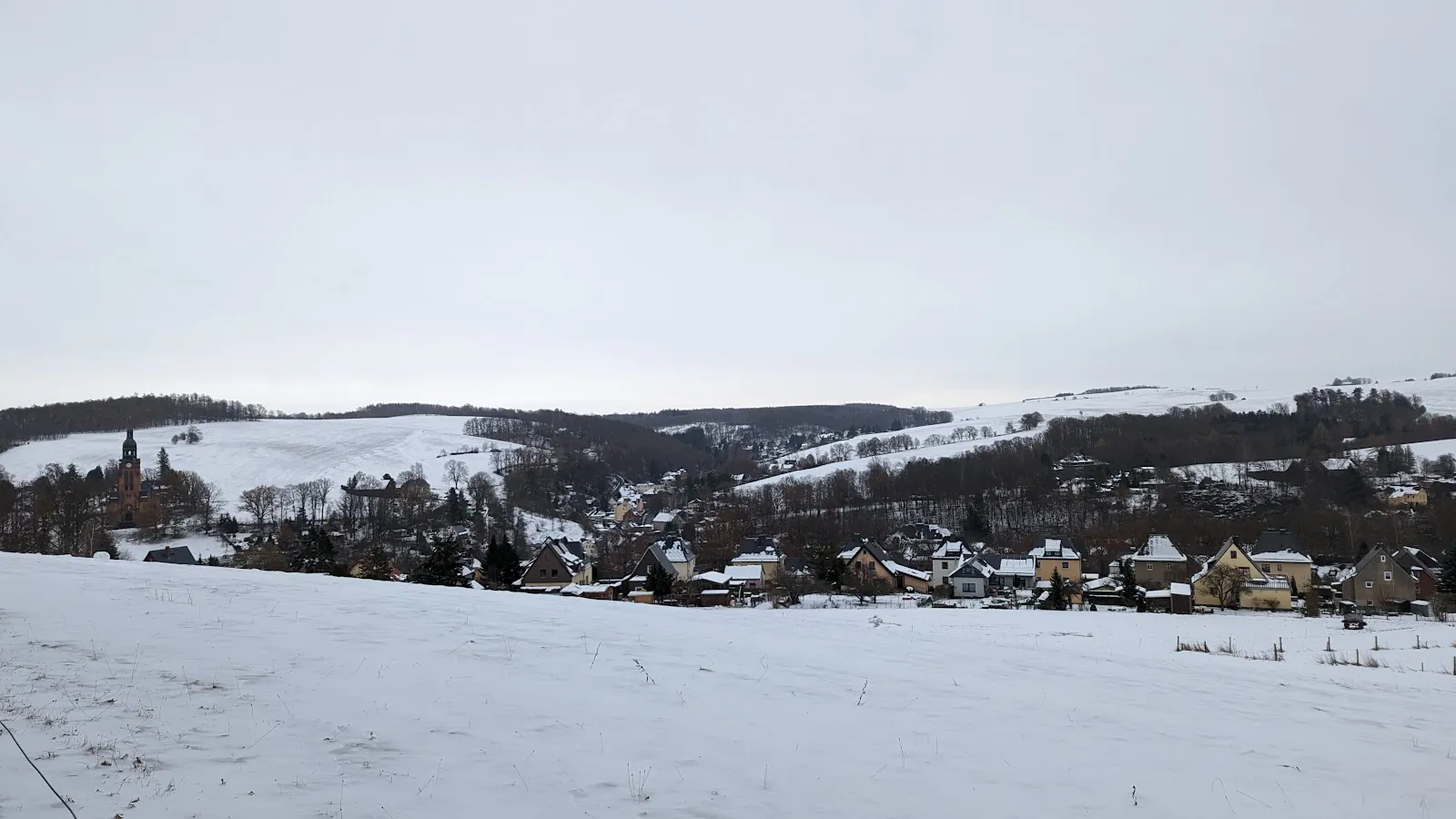 Панорамный вид с обзорной площадки Хартау на долину и город
