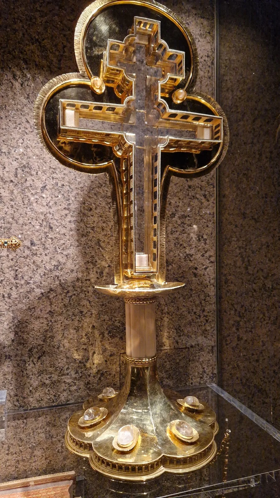 Вход в Сокровищницу Лимбурга, музей религиозного искусства.