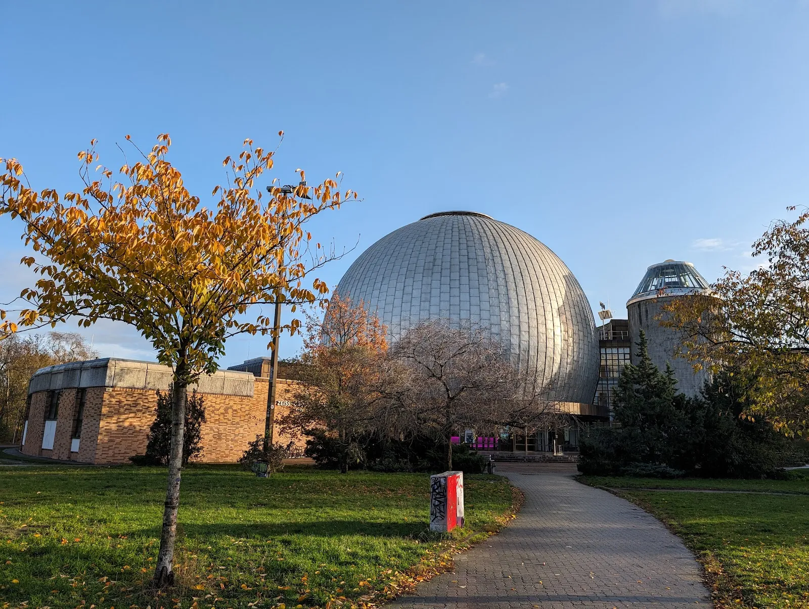 Солнечные часы у Планетария имени Карла Цейсса