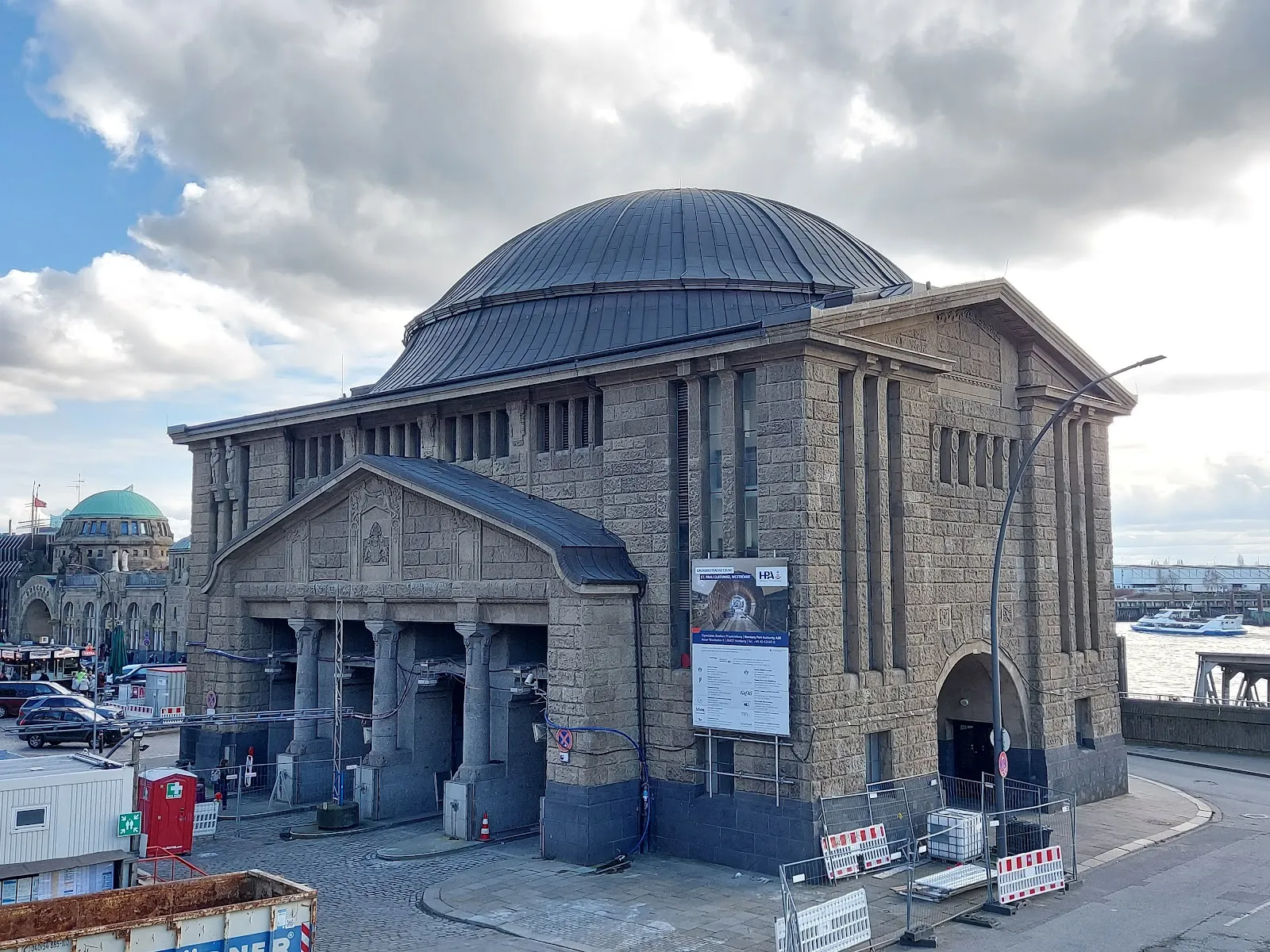 Вид на вход в Старый Эльбский тоннель в Гамбурге