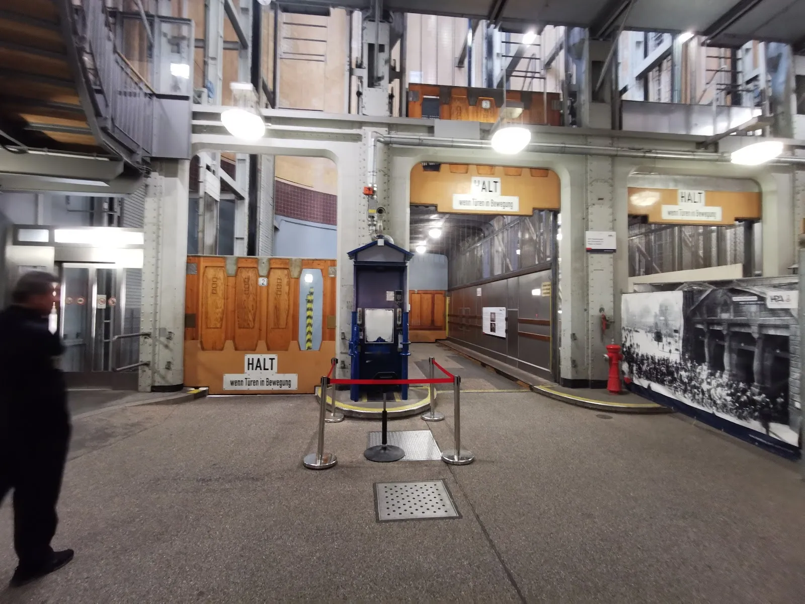 Вид на вход в Старый Эльбский тоннель в Гамбурге