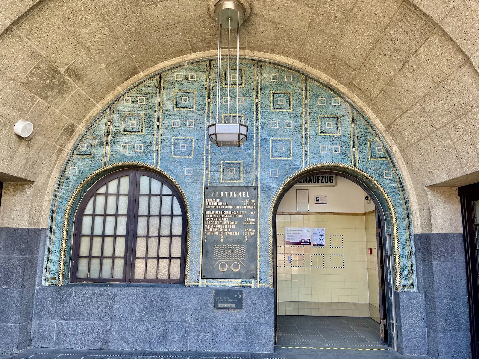 Вид на вход в Старый Эльбский тоннель в Гамбурге