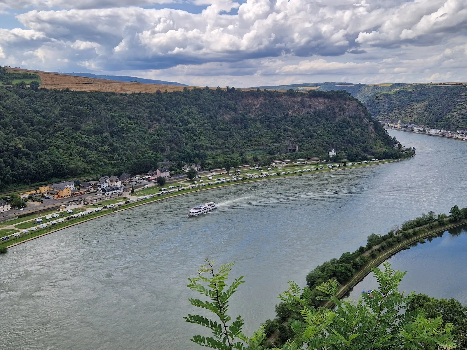 Новая статуя Лорелеи на живописном плато над рекой Рейн