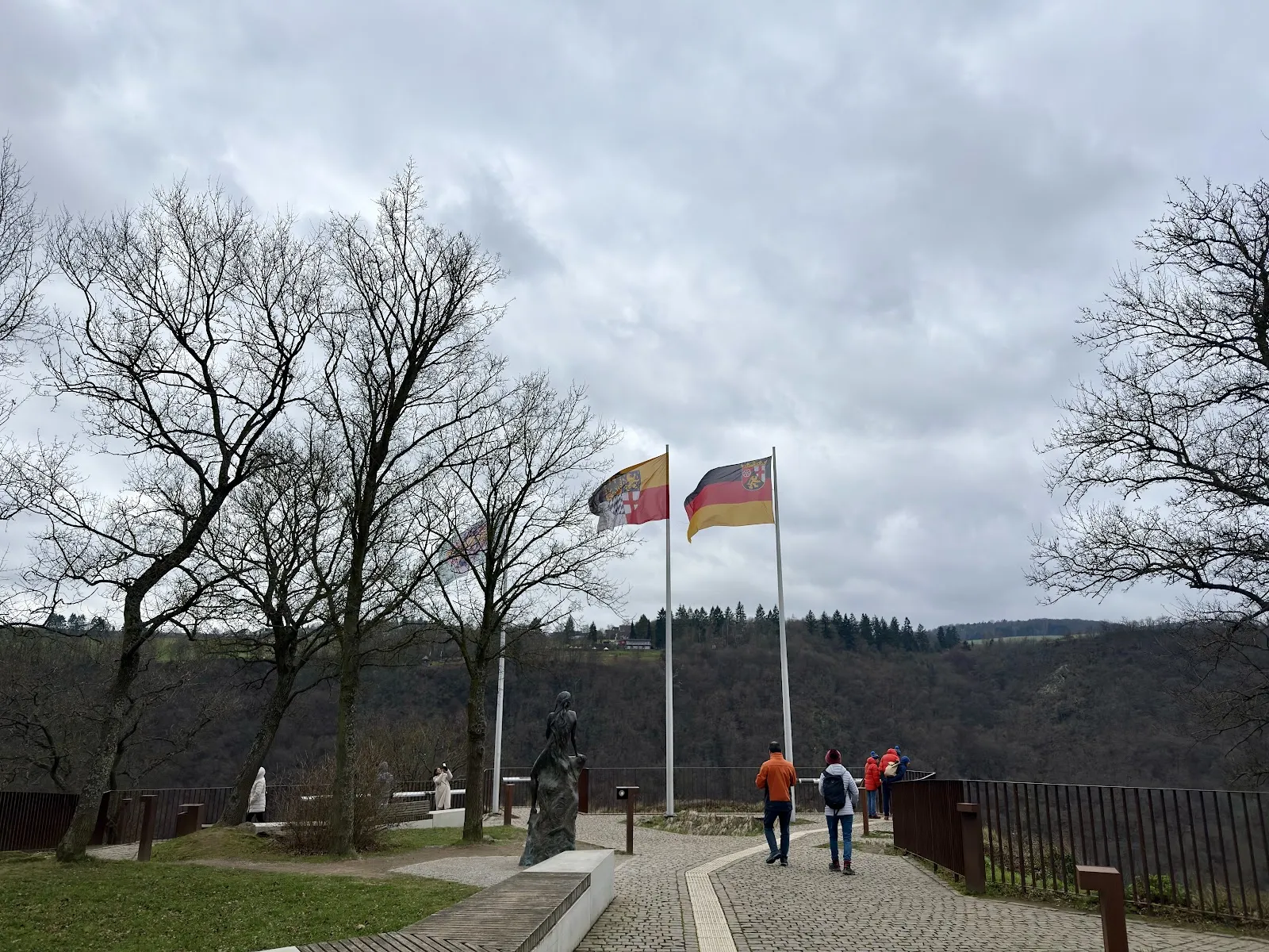 Новая статуя Лорелеи на живописном плато над рекой Рейн