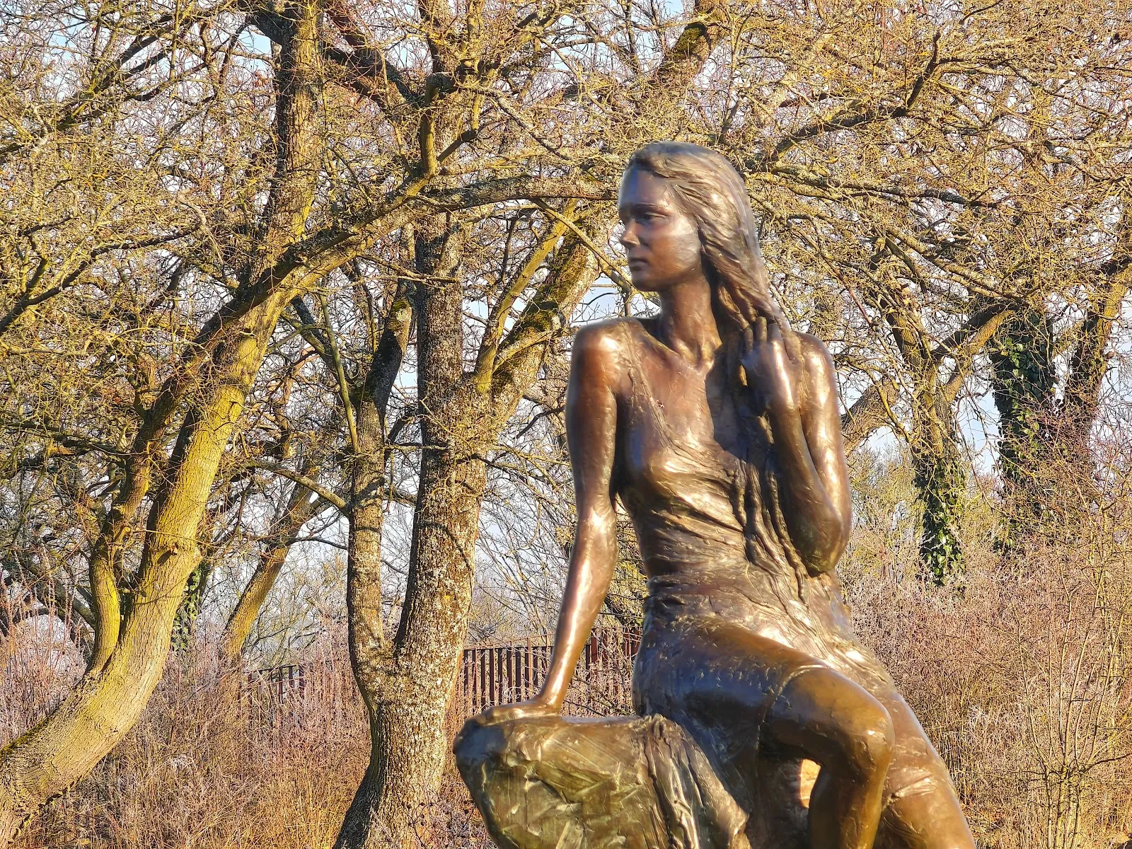 Новая статуя Лорелеи на живописном плато над рекой Рейн