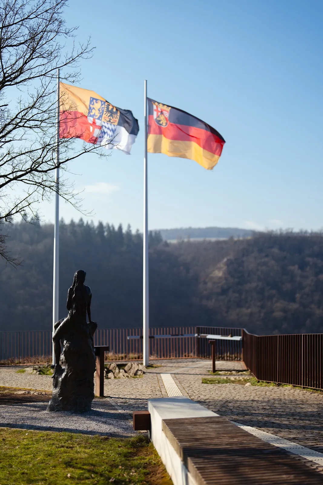 Новая статуя Лорелеи на живописном плато над рекой Рейн