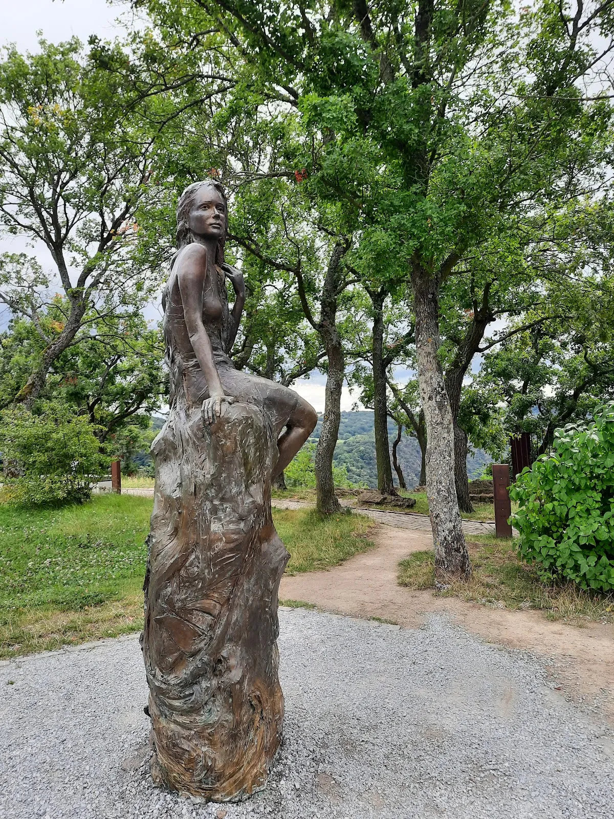 Новая статуя Лорелеи на живописном плато над рекой Рейн