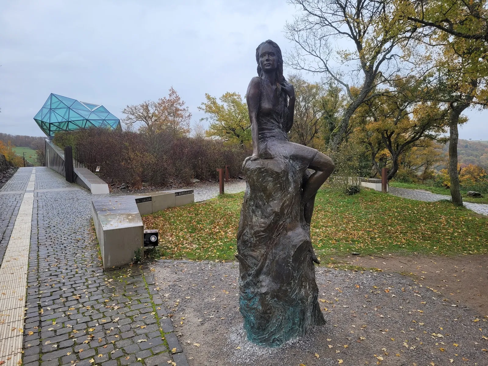 Новая статуя Лорелеи на живописном плато над рекой Рейн