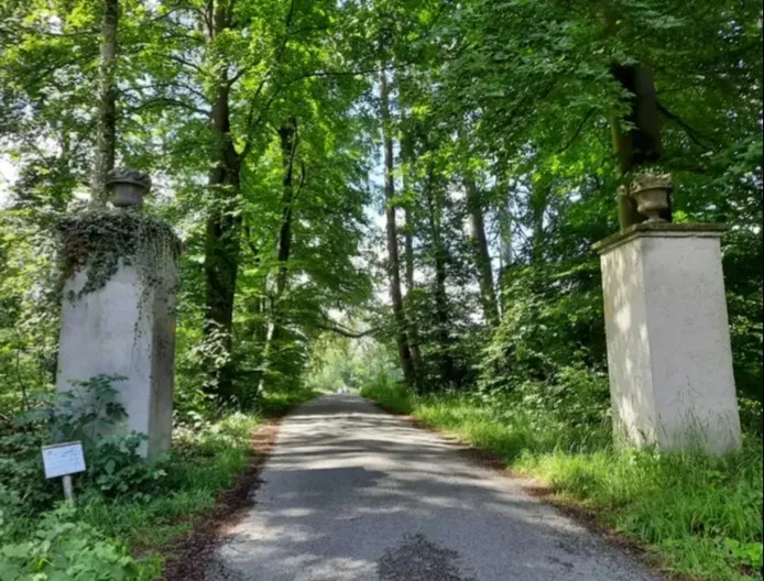 Столбы бывшего зверинца в Бернриде, Германия