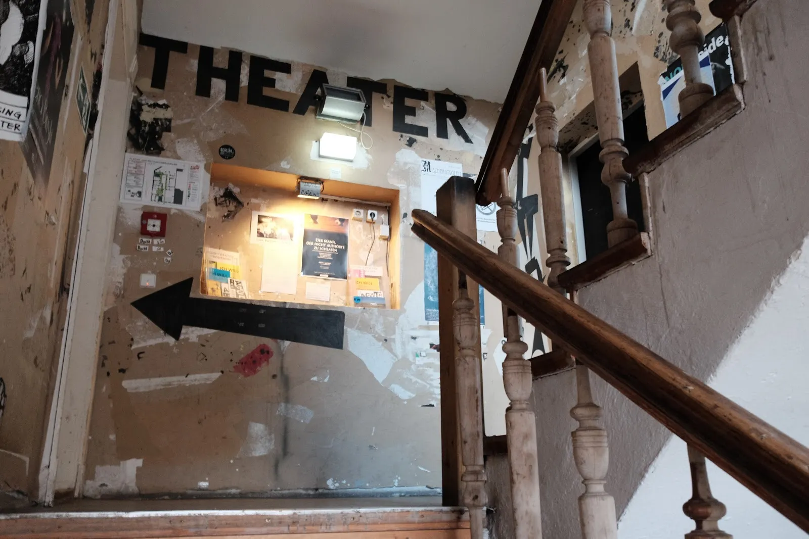 Фасад Театра АКУД в Берлине