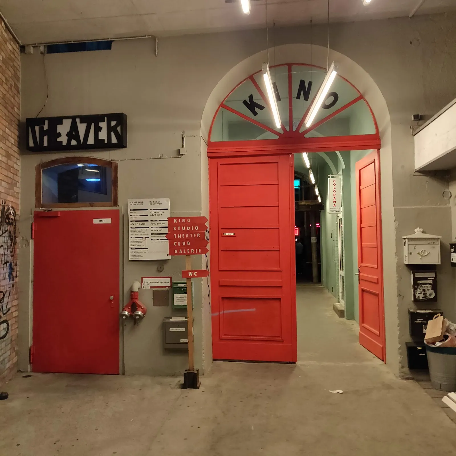 Фасад Театра АКУД в Берлине