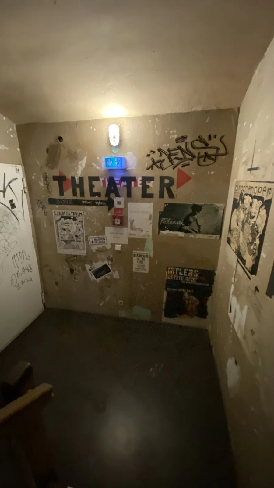 Фасад Театра АКУД в Берлине