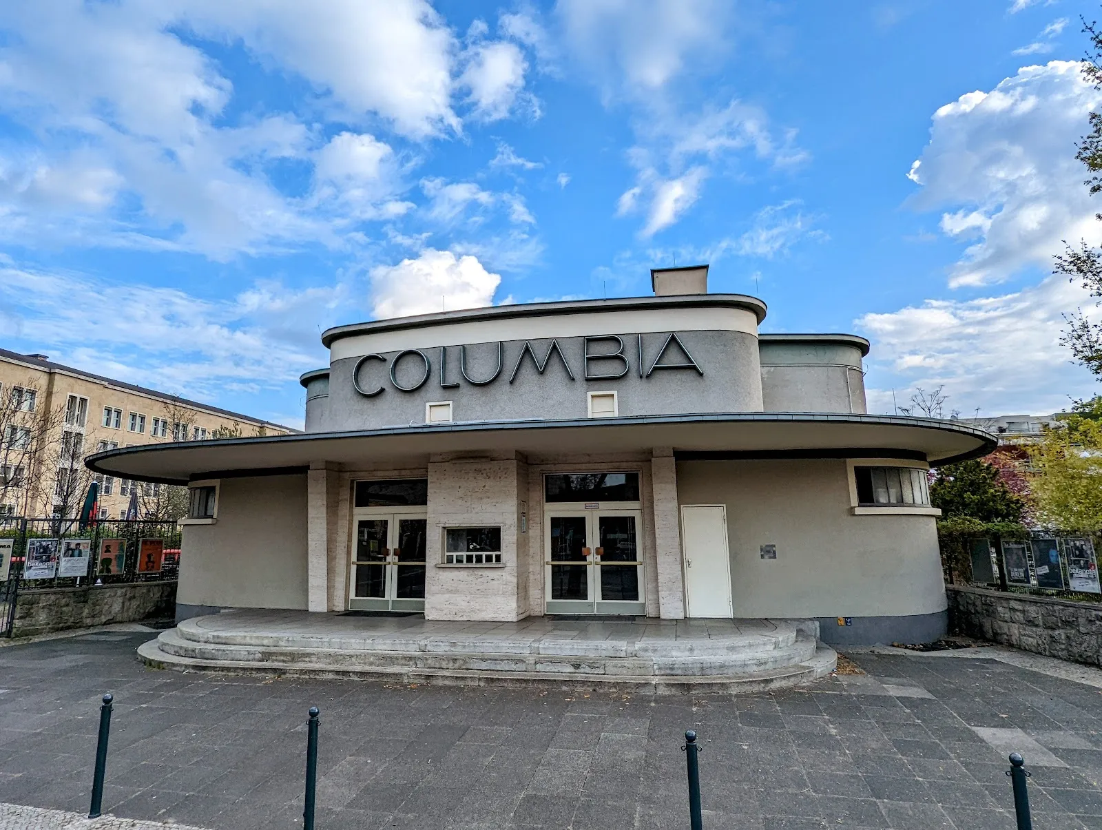 Фасад Театра Колумбия в Берлине