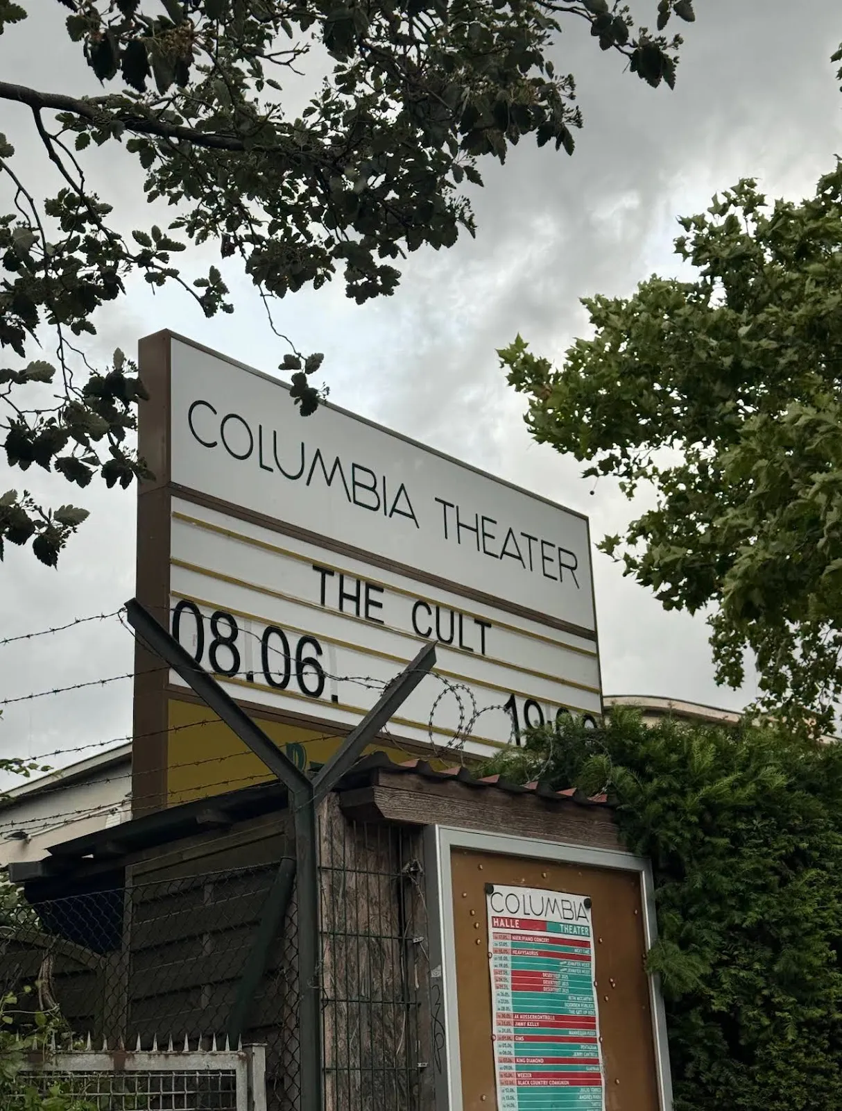 Фасад Театра Колумбия в Берлине