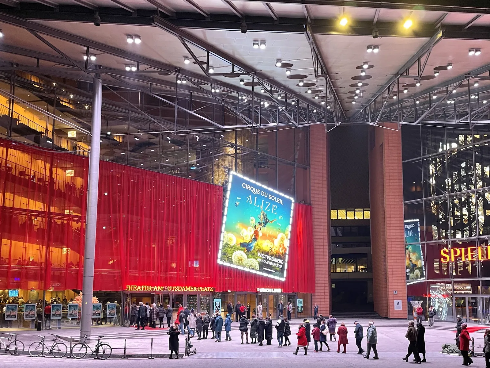 Здание Театра на Потсдамской площади в Берлине