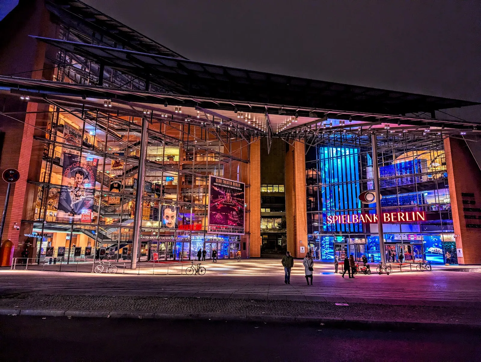 Здание Театра на Потсдамской площади в Берлине