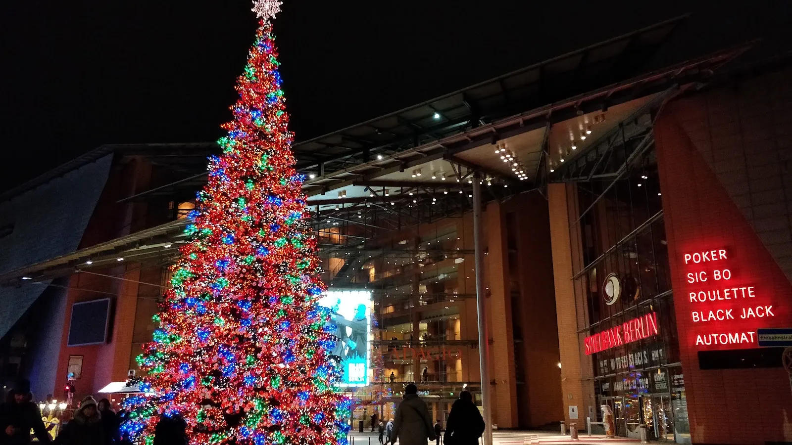 Здание Театра на Потсдамской площади в Берлине