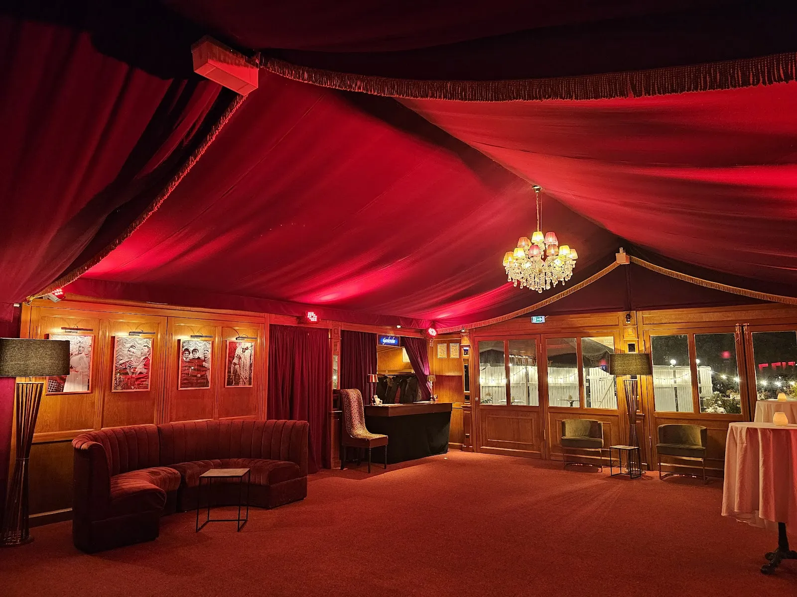 Афиша или сцена театра 