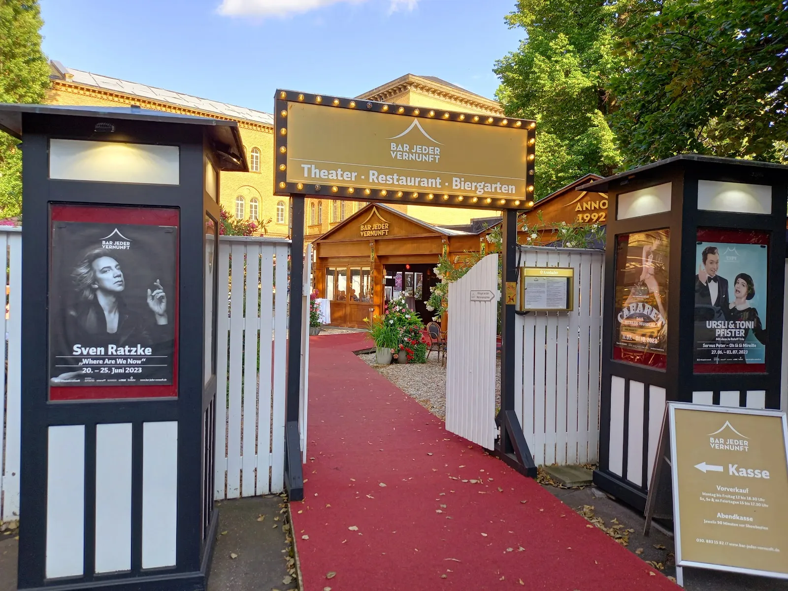 Афиша или сцена театра 