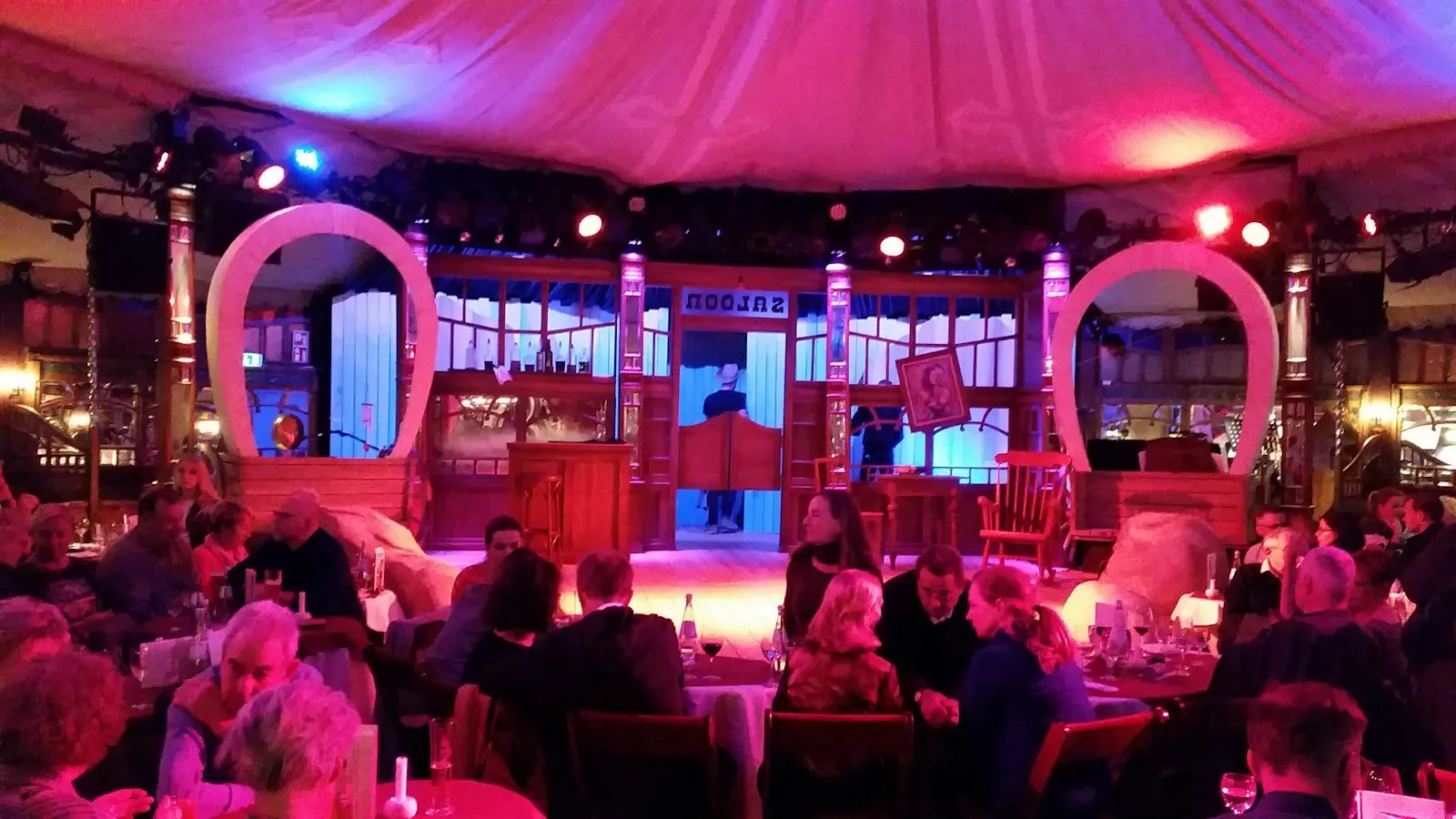 Афиша или сцена театра 