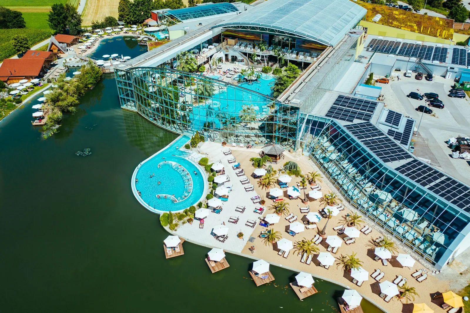 Термальный комплекс Бад-Вёрисхофен с бассейнами и зонами отдыха