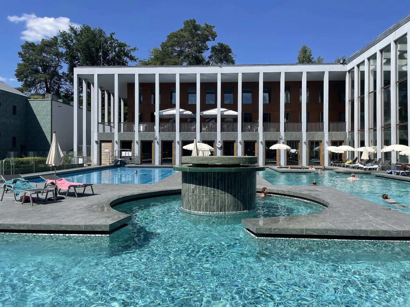 Здание термального комплекса SaarowTherme с бассейнами