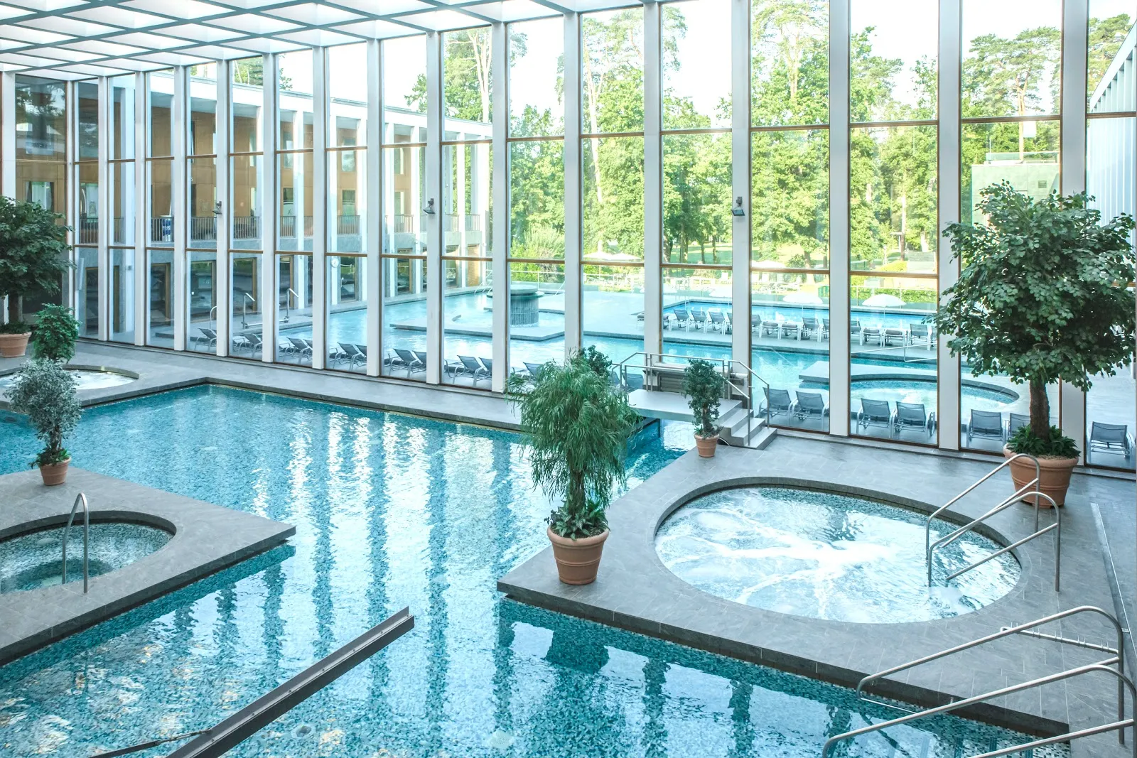 Здание термального комплекса SaarowTherme с бассейнами