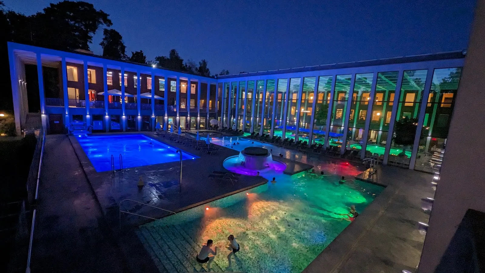 Здание термального комплекса SaarowTherme с бассейнами