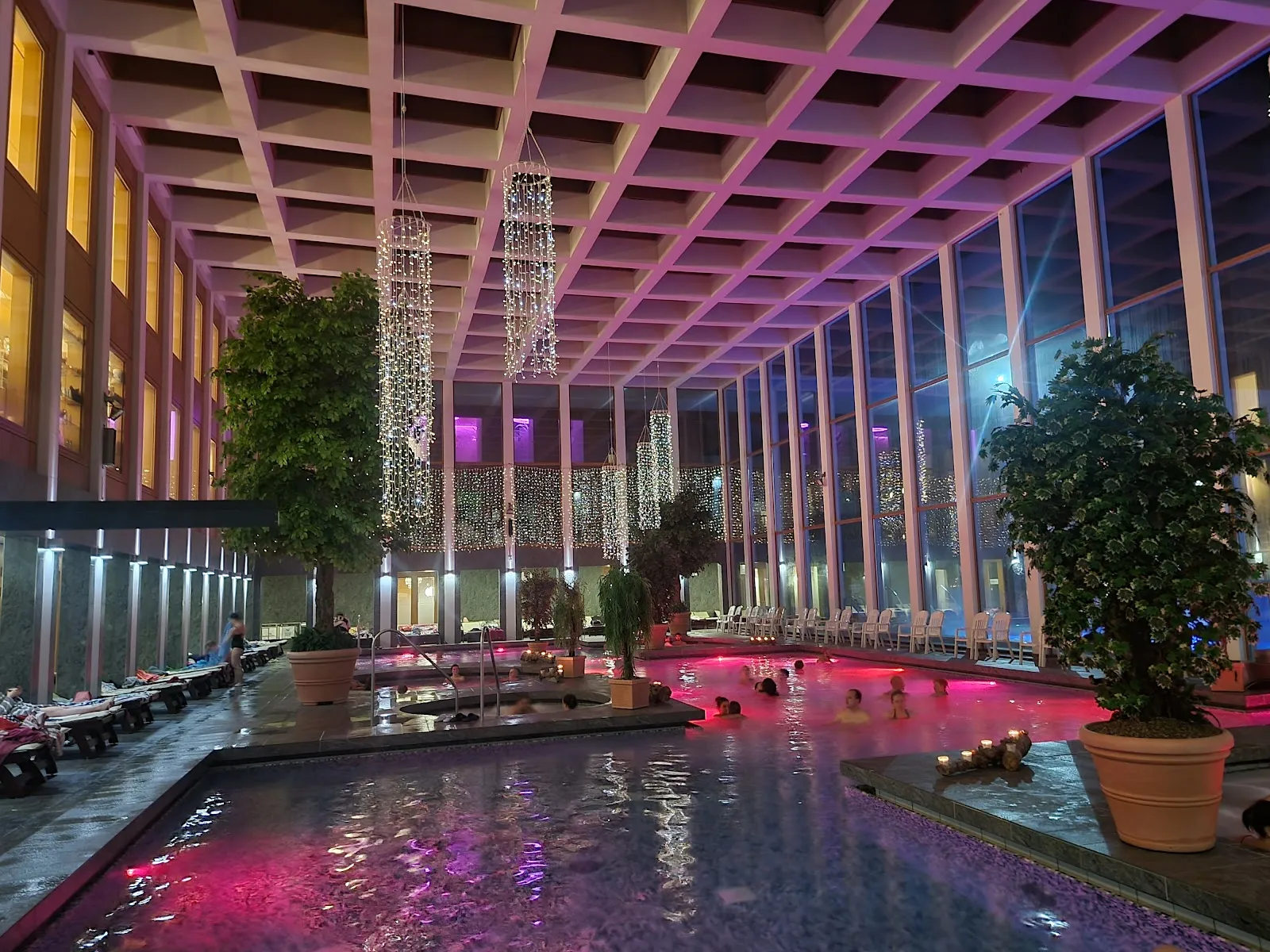 Здание термального комплекса SaarowTherme с бассейнами