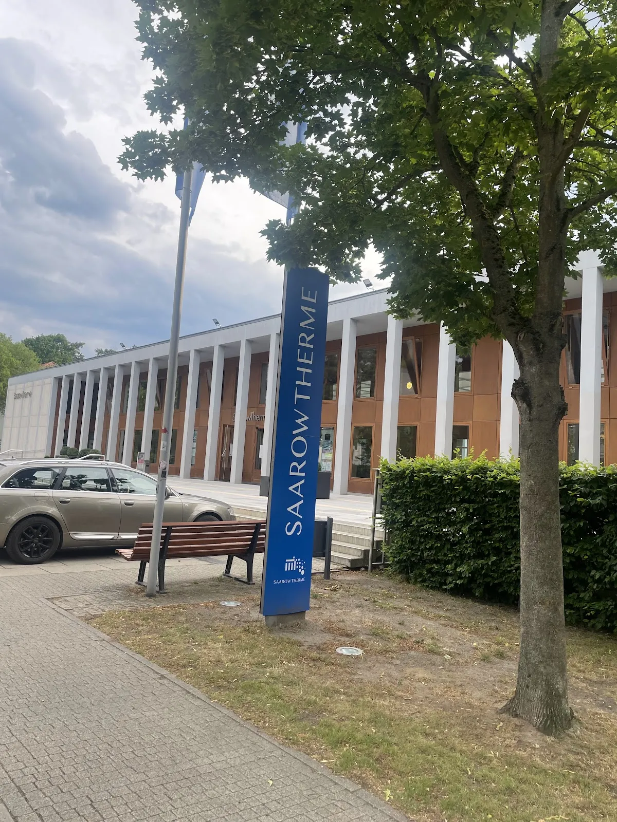 Здание термального комплекса SaarowTherme с бассейнами