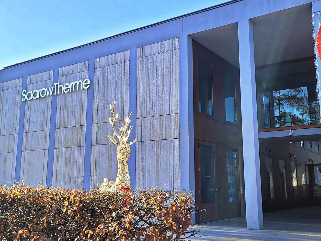 Здание термального комплекса SaarowTherme с бассейнами