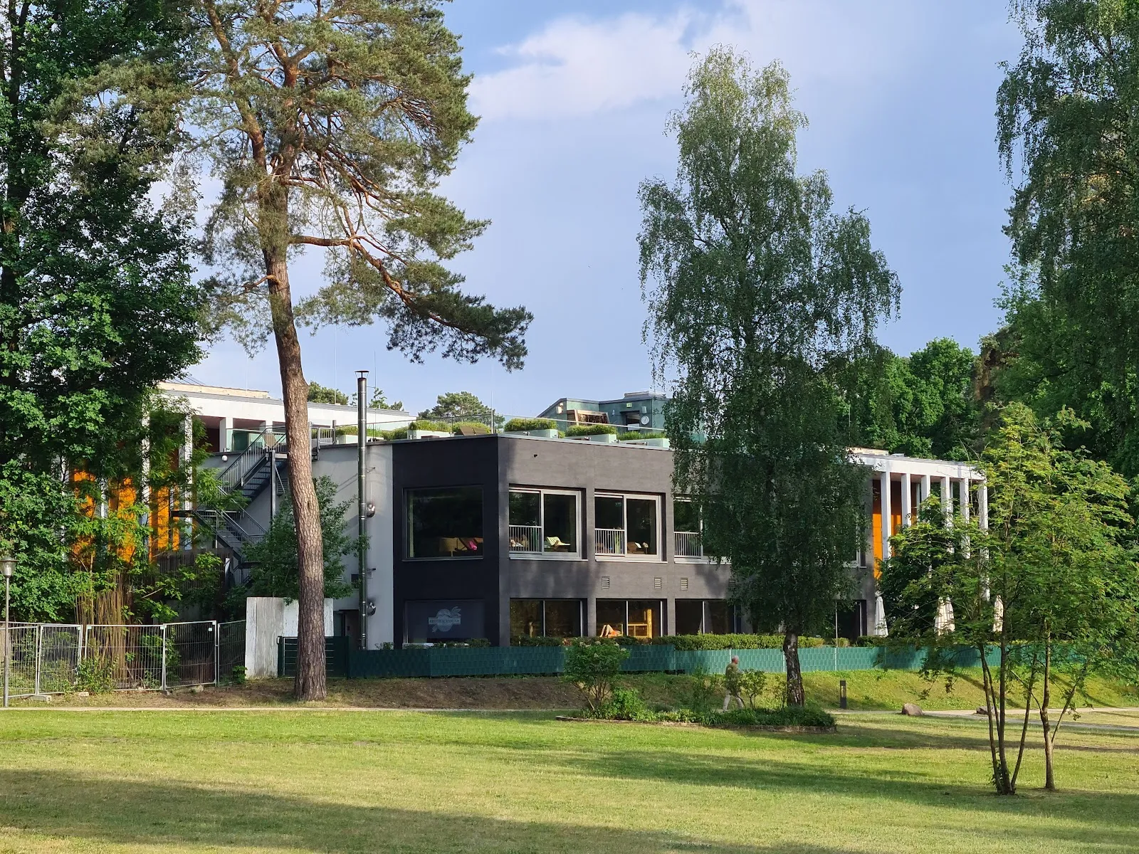 Здание термального комплекса SaarowTherme с бассейнами