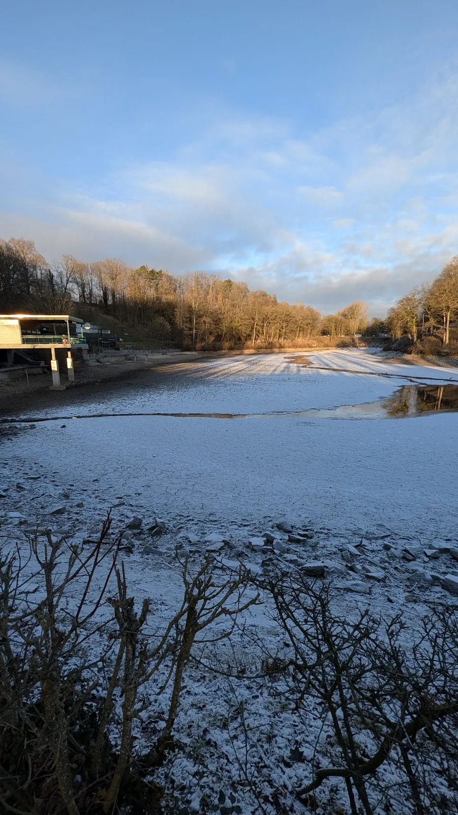 Вид на тихий водоем 