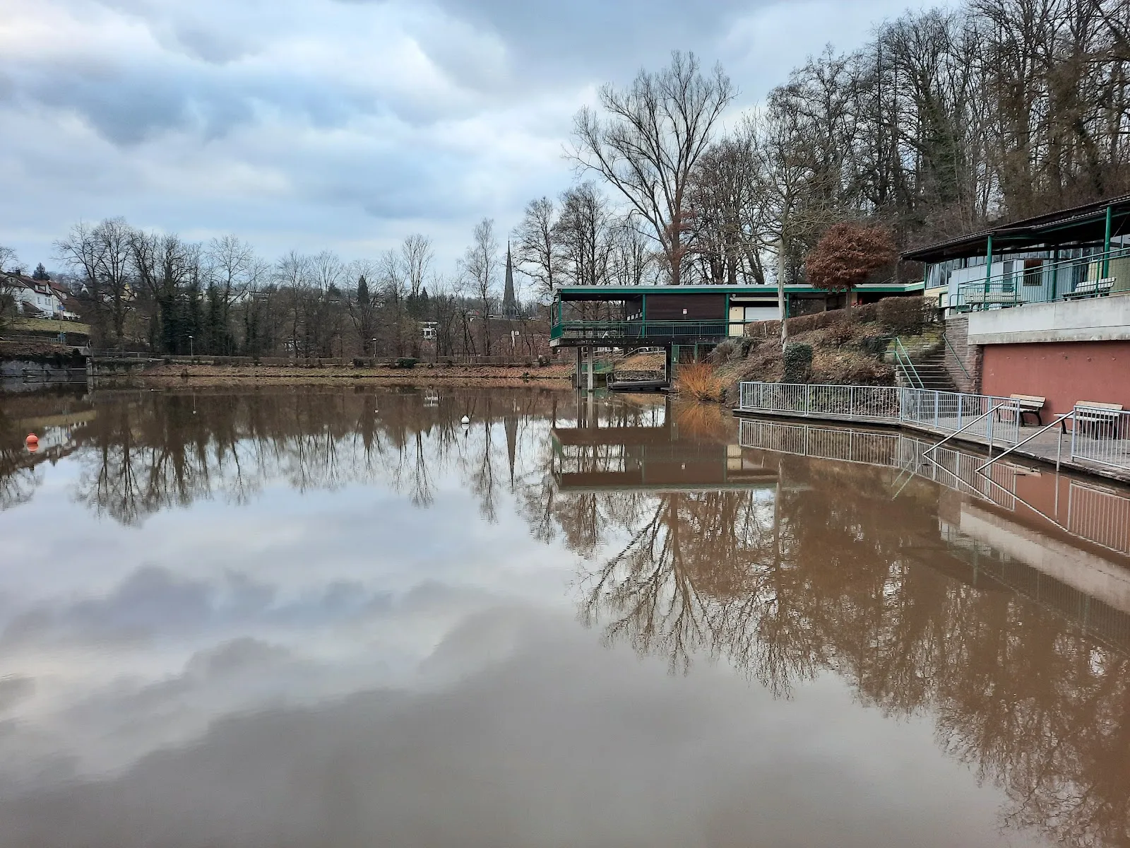Вид на тихий водоем 
