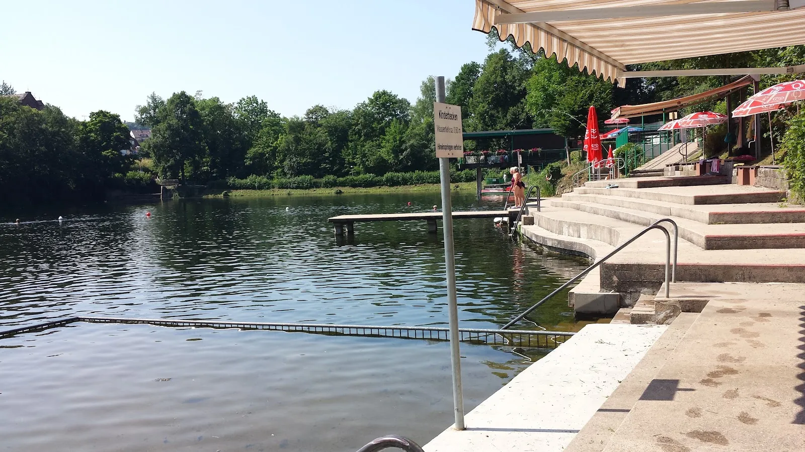 Вид на тихий водоем 