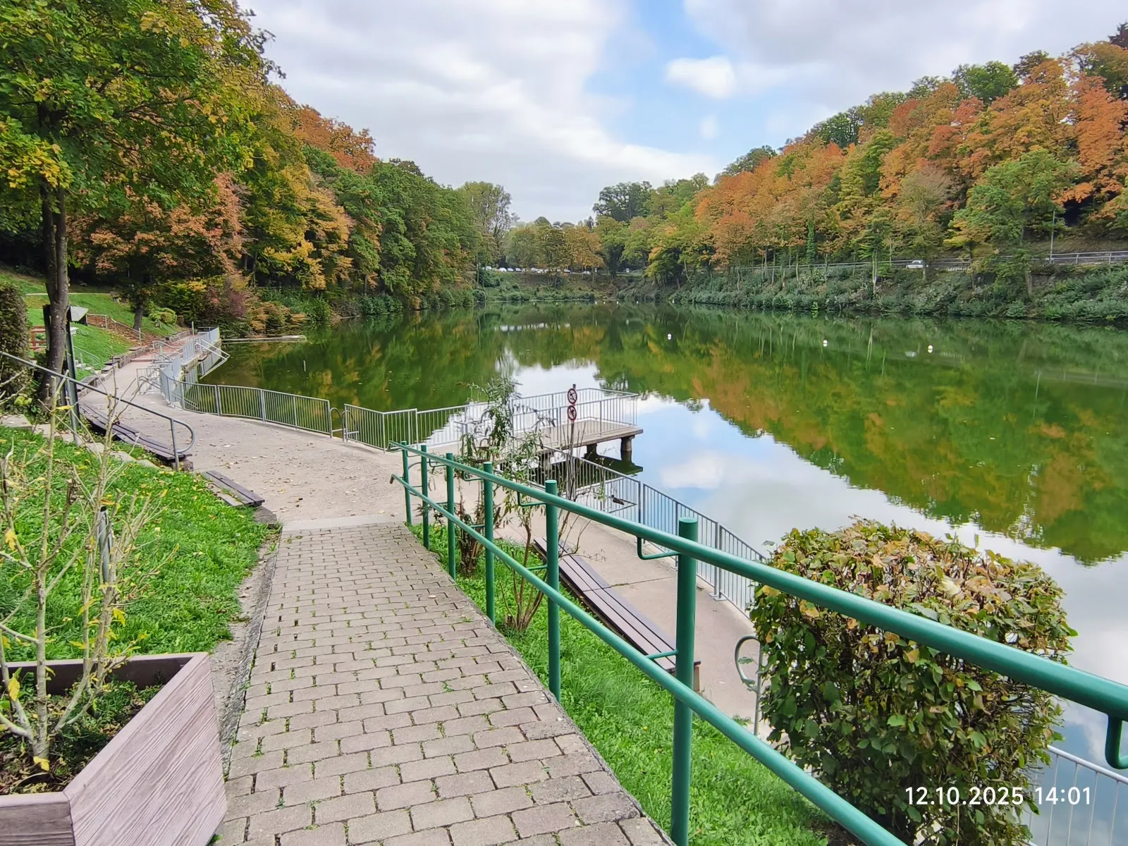 Вид на тихий водоем 