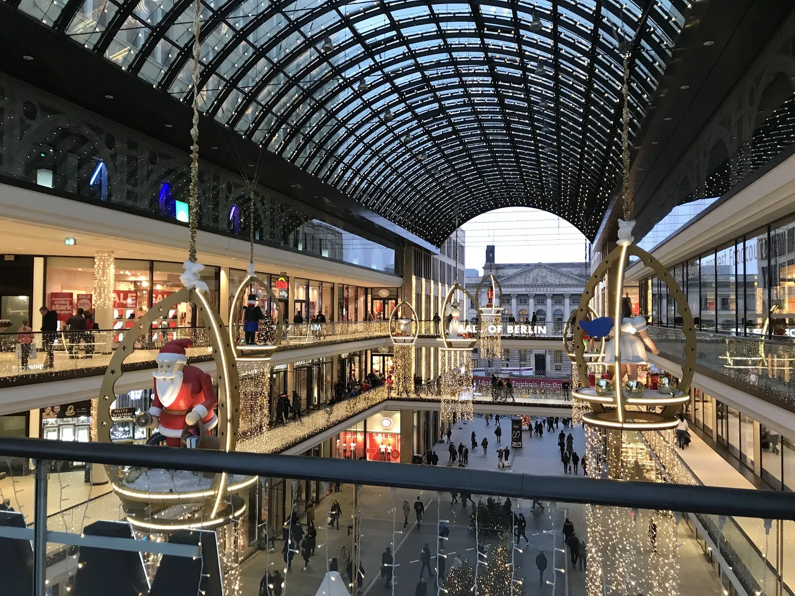 Фасад торгового центра Mall of Berlin