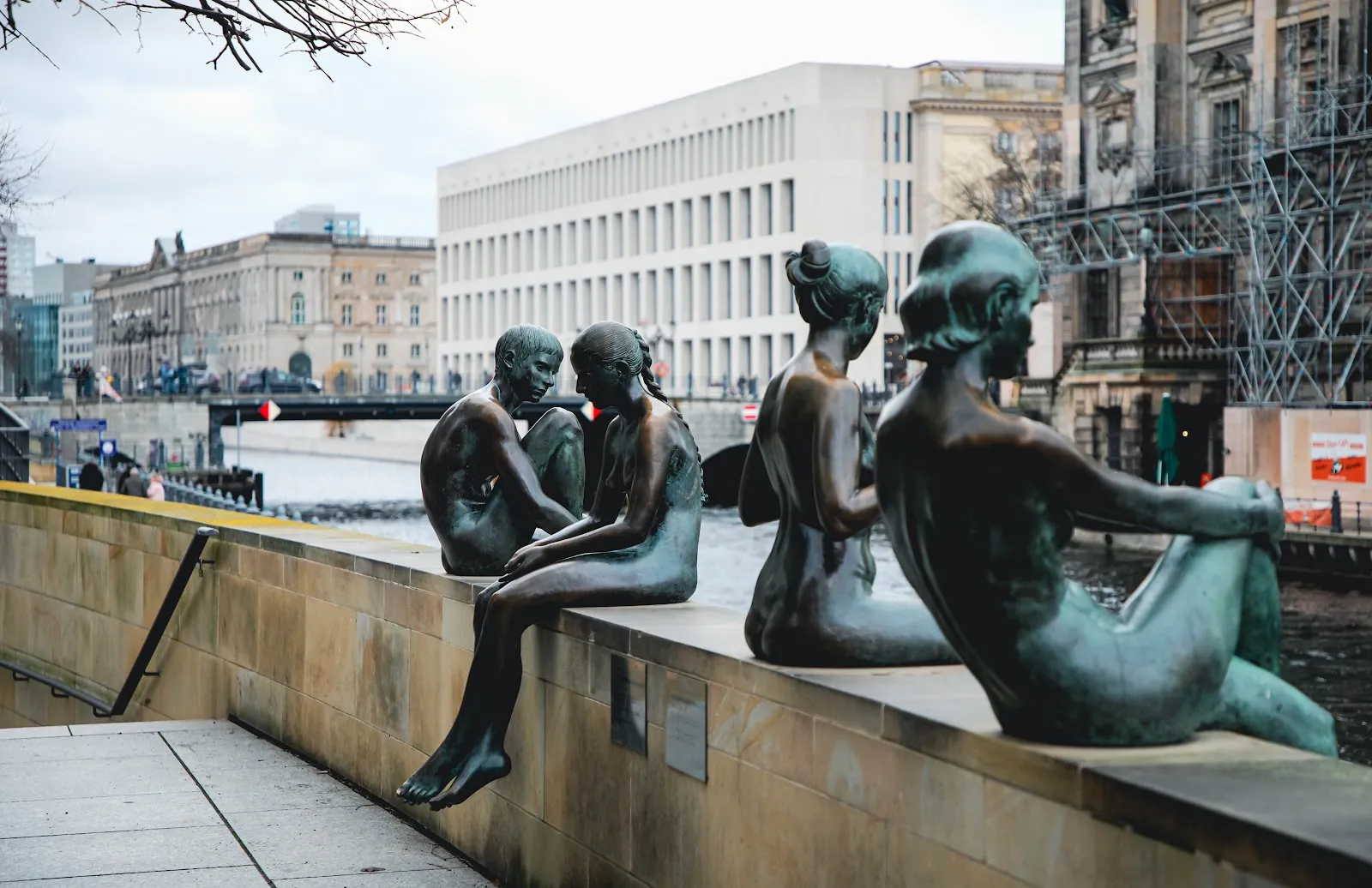 Три девы и юноша